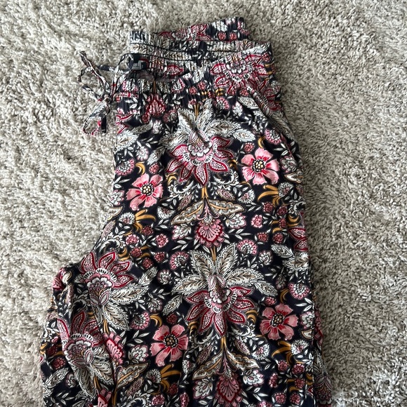 LOFT Pants - Loft Floral Pants, grey background